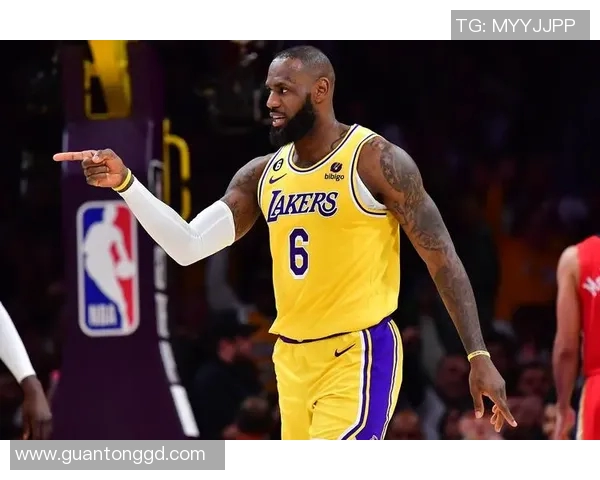 还得你来！詹姆斯撤步三分正中靶心 打破湖人开场4分钟得分荒