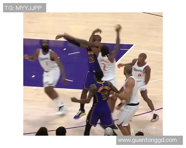 雷迪克：里夫斯还无法打背靠背，詹姆斯醒来后感觉身体酸痛